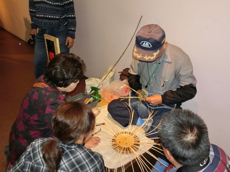 奥会津　編み組細工　工芸品　スタッフ　行く　三島町　交流センター　山びこ　自然素材　伝統的　手作り　受賞　お気に入り　満足　笑顔